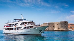 [LIPANJ] Ambassador Travel vodi Vas na mini krstarenje Split-Hvar-Vis-Biševo-Milna-Split – 3 noćenja s doručkom, 2 ručka i 1 večera dobrodošlice, voditelj putovanja, vodič za grad Hvar…
