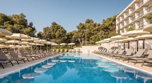 Ljetovanje na Hvaru u Aminess Younique Senses Resort: 3 noćenja na bazi ALL INCLUSIVE LIGHT usluge za 2 osobe + dijete do 9,99 god., uz vanjski bazen i fitness..