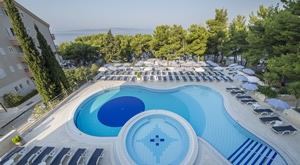 Ljetni predah u SRPNJU na Makarskoj rivijeri uz 2 dana i 1 noćenje na bazi polupansiona za 2 osobe u Hotelu Horizont 4* u Baškoj Vodi te opuštanje u bazenima i Wellness   SPA oazi.