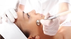 Zategnite opuštenu kožu i smanjite bore - mikrodermoabrazija lica dermapenom u Studiu Manuela!