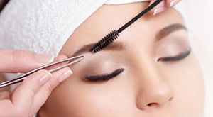 Salon TeSa Split - trajni lak na rukama ili nogama i čupanje obrva za samo 15€!