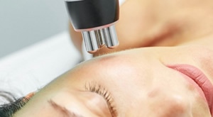 Zaboravite na bore, sivo i umorno lice uz revolucionarne tretmane u Studiu Melanis u Zagrebu! 