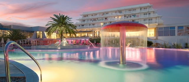 PROLJETNI BIJEG uz more u Hotel Olympia Vodice uz 2 noćenja s polupansionom za 2 osobe i do 2 djece - SPA, unutarnji bazen, fitness, parking i TOP ZABAVA uz PS5 gaming sobu te igraonicu!