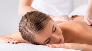 Opuštajuća klasična i medicinska masaža leđa u Roya Beauty & Hair Studio!