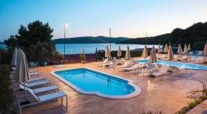 PROLJETNI odmor uz 3 noćenja s polupansionom za 2 ili 4 osobe u apartmanskom naselju Medena!