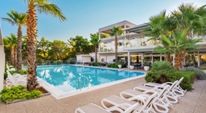 GAVA WATERMAN MILNA RESORT: All Inclusive Praznik rada! 2 odraslih + DIJETE GRATIS. BAZENI I SPORT!
