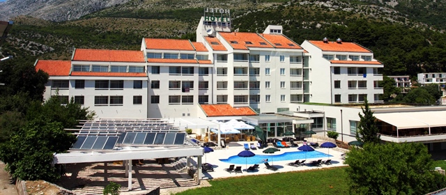 SVIBANJ u Drveniku! Hotel Quercus 4* - 2 noćenja s ALL INCLUSIVE LIGHT uslugom za 2 osobe i do 2 djece! Uživajte u PRVOM KUPANJU na bazenu i savršenom PROLJETNOM suncu Dalmacije uz super popust!