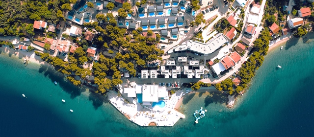 [20.07.-17.08.] Park Villas by Morenia 4* u Podaci kraj Makarske - 2, 5 ili 7 noćenja uz ALL INCLUSIVE uslugu za 4 odraslih ili 4 odraslih + 2 djece u Deluxe kamping vilama sa privatnim bazenom!