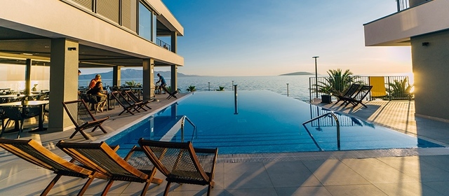 [01.08.-17.08.] ŠPICA SEZONE u Hotelu Morenia 4* PODACA: 5 ili 7 noćenja s All INCLUSIVE uslugom za 2 odraslih i do 4 DJECE uz vanjske BAZENE, fitness i ANIMACIJU - odmor na Makarskoj rivijeri!