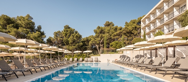 HIT LJETNA PONUDA - Aminess Senses Resort 4* na Hvaru! 5 noćenja za 2 osobe i dijete do 9,99 g. na bazi ALL INCLUSIVE LIGHT usluge u Superior sobi s balkonom! Uključen parking, SPA i vanjski BAZEN!
