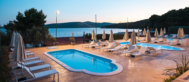 ŠPICA SEZONE - 7 NOĆENJA s polupansionom u Apartmanima Medena 4* u Trogiru za 2 OSOBE i 2 DJECE GRATIS do 12 g. ILI 4 OSOBE i 1 DIJETE GRATIS do 12 g.! Rezervirajte idealan obiteljski odmor!