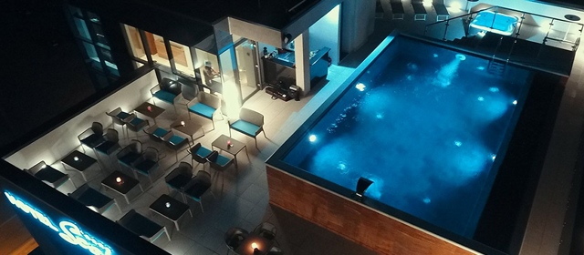 Doživite čaroliju VODICA u luksuznom hotelu Scala d'Oro 4*! 2 ili 4 noćenja s DORUČKOM za 2 osobe + 1 dijete do 12 g. GRATIS! Superior soba s balkonom, piće dobrodošlice i krovni infinity bazen!