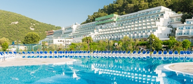 HIT OBITELJSKI ODMOR u Rapcu! Hotel Hedera 4* na 3 dana/2 noćenja uz POLUPANSION, unutarnji BAZEN i saune! OBITELJSKA SOBA s balkonom na morskoj strani - za 2 odraslih i 2 djece do 10 g. GRATIS!